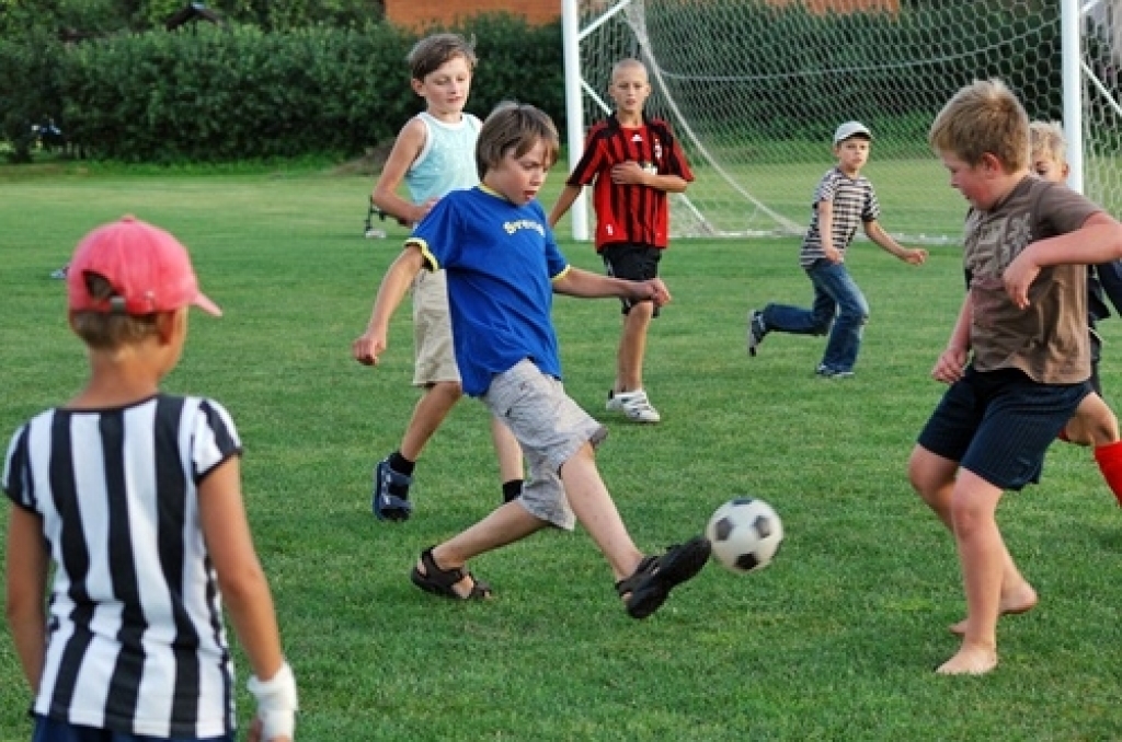 Trešdien, 10. augustā, pirmās Iecavas vidusskolas futbola laukumā tikās «Santos» un «Ballu motors» komandas. Pirmie rezultātu atklāja «Santos», kad izgājienā kļūdījās pretinieku vārtsargs Mihails Kohanovičs un vārtus guva Juris Ludriķis....
Autors: Uldis Varnevičs