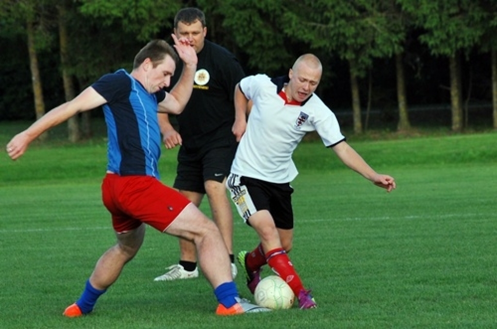 Trešdien, 10. augustā, pirmās Iecavas vidusskolas futbola laukumā tikās «Santos» un «Ballu motors» komandas. Pirmie rezultātu atklāja «Santos», kad izgājienā kļūdījās pretinieku vārtsargs Mihails Kohanovičs un vārtus guva Juris Ludriķis....
Autors: Uldis Varnevičs