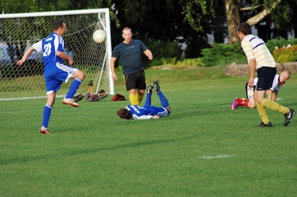 Trešdien, 10. augustā, pirmās Iecavas vidusskolas futbola laukumā tikās «Santos» un «Ballu motors» komandas. Pirmie rezultātu atklāja «Santos», kad izgājienā kļūdījās pretinieku vārtsargs Mihails Kohanovičs un vārtus guva Juris Ludriķis....
Autors: Uldis Varnevičs