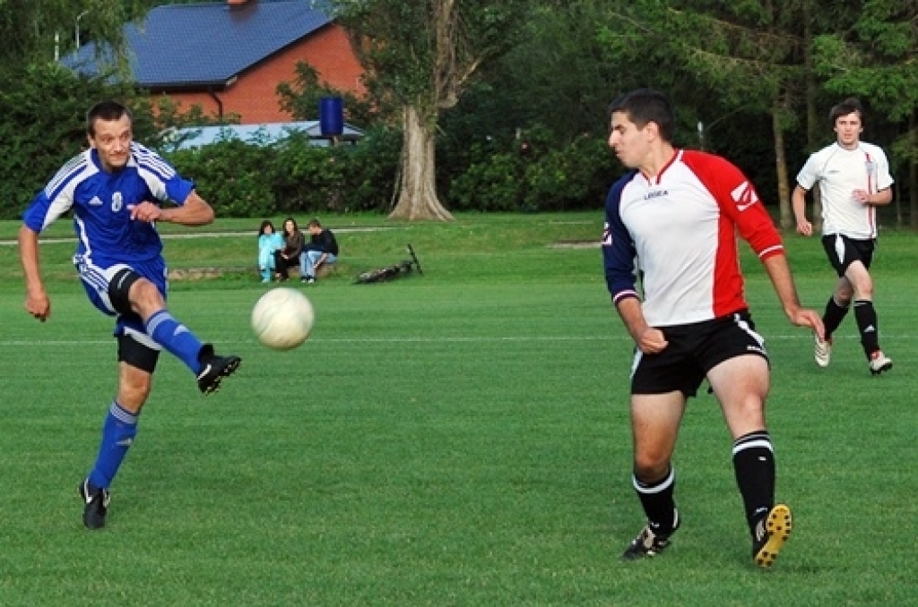 Trešdien, 10. augustā, pirmās Iecavas vidusskolas futbola laukumā tikās «Santos» un «Ballu motors» komandas. Pirmie rezultātu atklāja «Santos», kad izgājienā kļūdījās pretinieku vārtsargs Mihails Kohanovičs un vārtus guva Juris Ludriķis....
Autors: Uldis Varnevičs