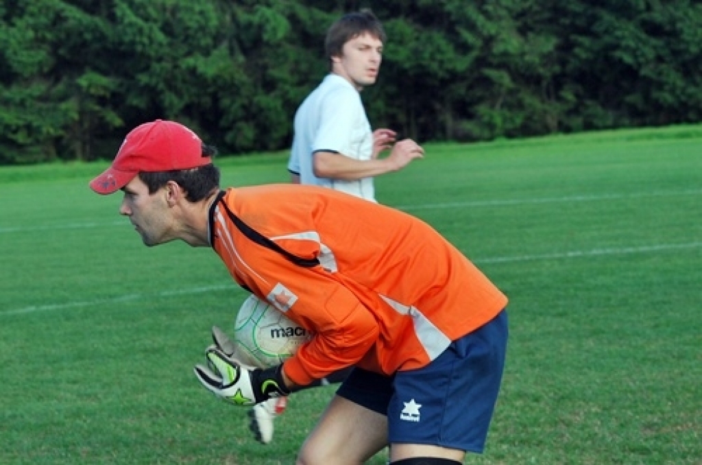 Trešdien, 10. augustā, pirmās Iecavas vidusskolas futbola laukumā tikās «Santos» un «Ballu motors» komandas. Pirmie rezultātu atklāja «Santos», kad izgājienā kļūdījās pretinieku vārtsargs Mihails Kohanovičs un vārtus guva Juris Ludriķis....
Autors: Uldis Varnevičs