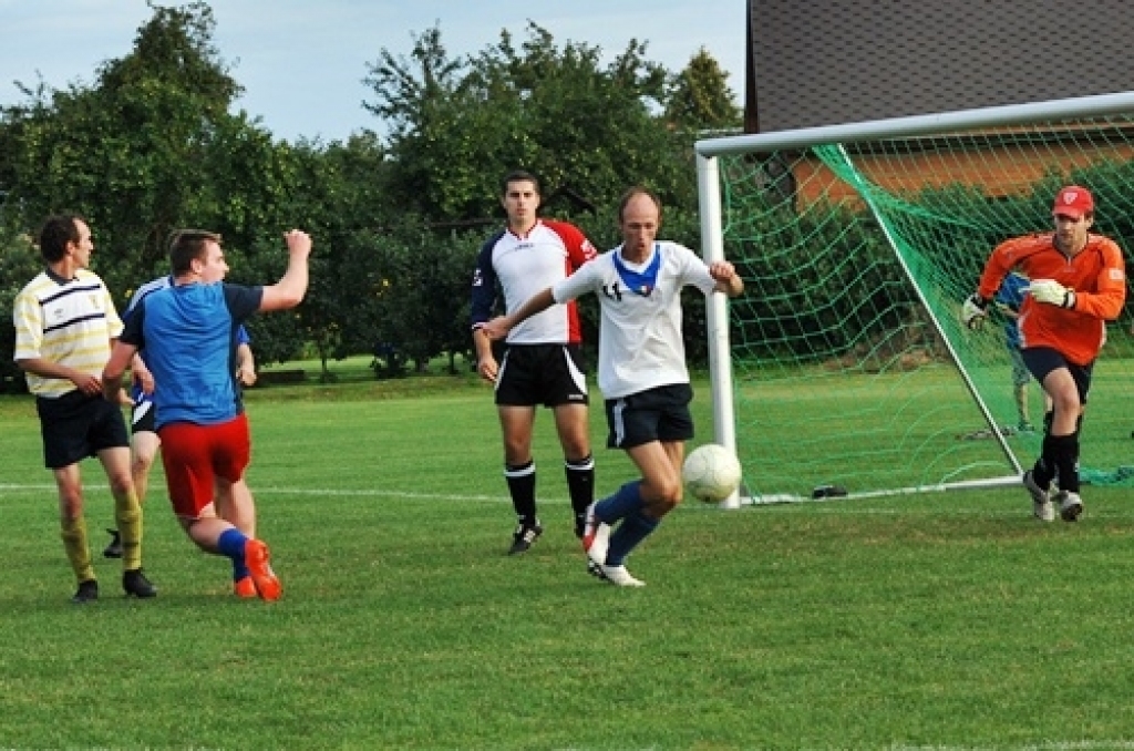 Trešdien, 10. augustā, pirmās Iecavas vidusskolas futbola laukumā tikās «Santos» un «Ballu motors» komandas. Pirmie rezultātu atklāja «Santos», kad izgājienā kļūdījās pretinieku vārtsargs Mihails Kohanovičs un vārtus guva Juris Ludriķis....
Autors: Uldis Varnevičs
