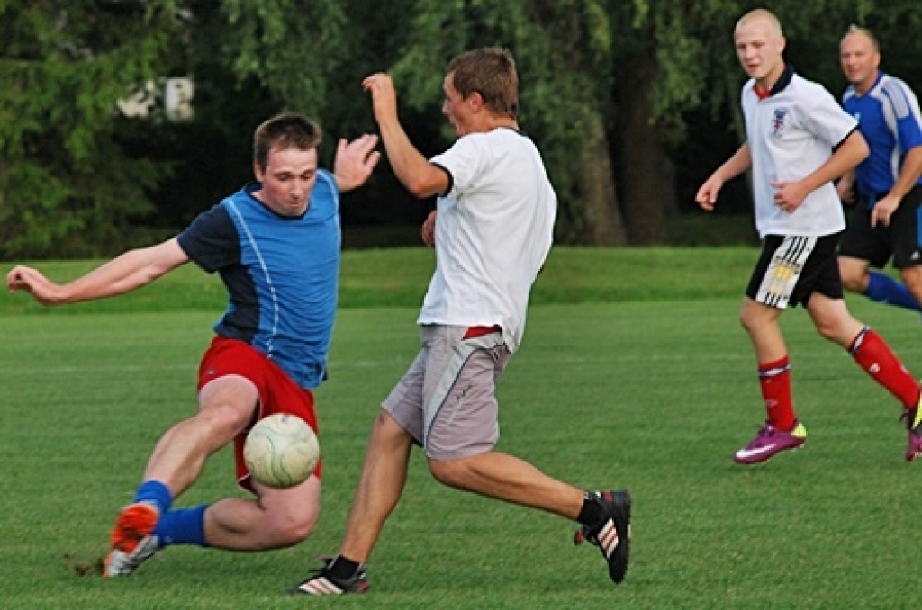 Trešdien, 10. augustā, pirmās Iecavas vidusskolas futbola laukumā tikās «Santos» un «Ballu motors» komandas. Pirmie rezultātu atklāja «Santos», kad izgājienā kļūdījās pretinieku vārtsargs Mihails Kohanovičs un vārtus guva Juris Ludriķis....
Autors: Uldis Varnevičs