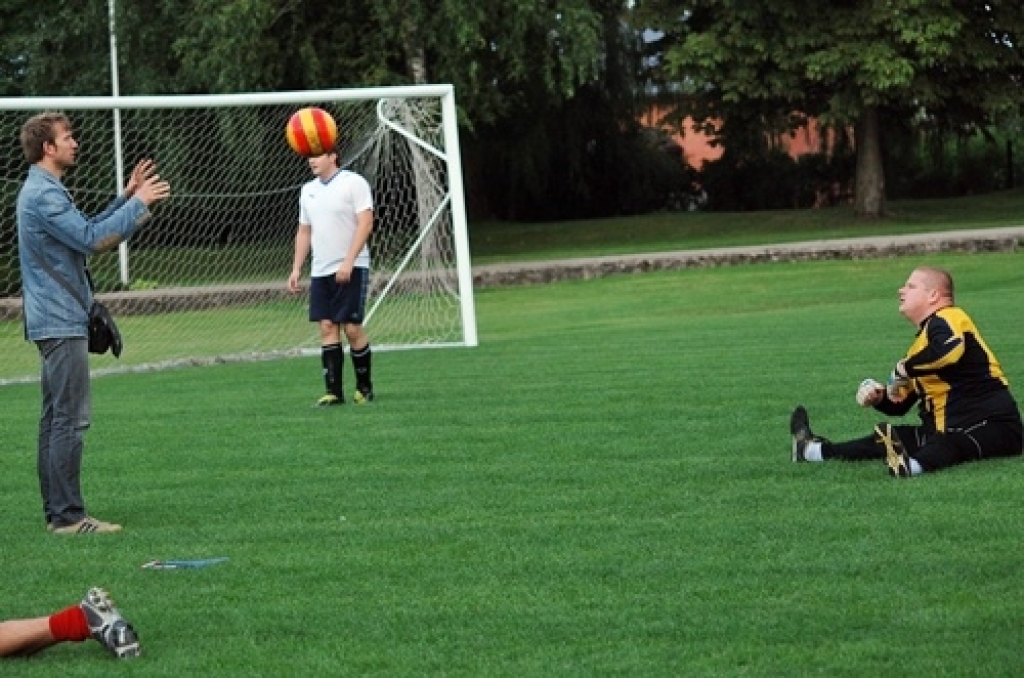 Trešdien, 10. augustā, pirmās Iecavas vidusskolas futbola laukumā tikās «Santos» un «Ballu motors» komandas. Pirmie rezultātu atklāja «Santos», kad izgājienā kļūdījās pretinieku vārtsargs Mihails Kohanovičs un vārtus guva Juris Ludriķis....
Autors: Uldis Varnevičs