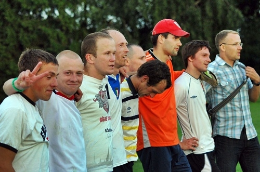 Trešdien, 10. augustā, pirmās Iecavas vidusskolas futbola laukumā tikās «Santos» un «Ballu motors» komandas. Pirmie rezultātu atklāja «Santos», kad izgājienā kļūdījās pretinieku vārtsargs Mihails Kohanovičs un vārtus guva Juris Ludriķis....
Autors: Uldis Varnevičs