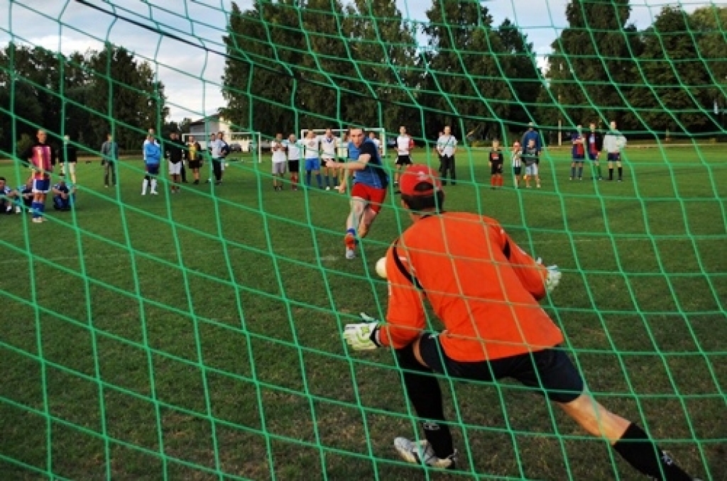 Trešdien, 10. augustā, pirmās Iecavas vidusskolas futbola laukumā tikās «Santos» un «Ballu motors» komandas. Pirmie rezultātu atklāja «Santos», kad izgājienā kļūdījās pretinieku vārtsargs Mihails Kohanovičs un vārtus guva Juris Ludriķis....
Autors: Uldis Varnevičs