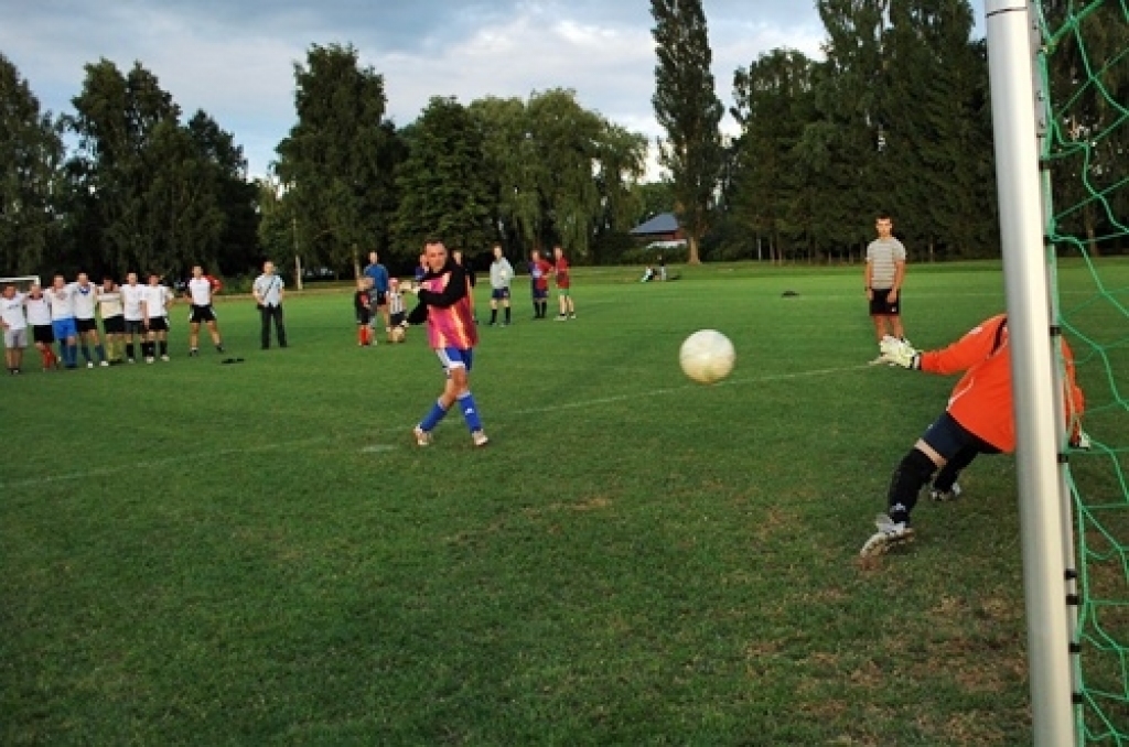 Trešdien, 10. augustā, pirmās Iecavas vidusskolas futbola laukumā tikās «Santos» un «Ballu motors» komandas. Pirmie rezultātu atklāja «Santos», kad izgājienā kļūdījās pretinieku vārtsargs Mihails Kohanovičs un vārtus guva Juris Ludriķis....
Autors: Uldis Varnevičs
