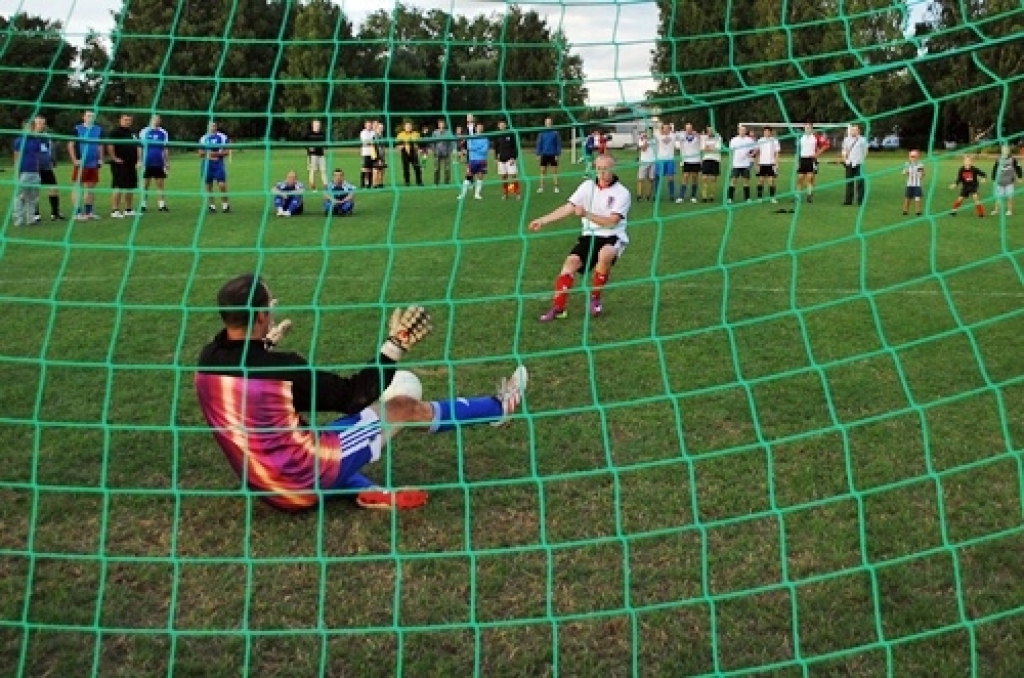 Trešdien, 10. augustā, pirmās Iecavas vidusskolas futbola laukumā tikās «Santos» un «Ballu motors» komandas. Pirmie rezultātu atklāja «Santos», kad izgājienā kļūdījās pretinieku vārtsargs Mihails Kohanovičs un vārtus guva Juris Ludriķis....
Autors: Uldis Varnevičs
