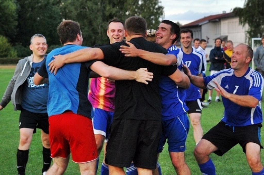 Trešdien, 10. augustā, pirmās Iecavas vidusskolas futbola laukumā tikās «Santos» un «Ballu motors» komandas. Pirmie rezultātu atklāja «Santos», kad izgājienā kļūdījās pretinieku vārtsargs Mihails Kohanovičs un vārtus guva Juris Ludriķis....
Autors: Uldis Varnevičs