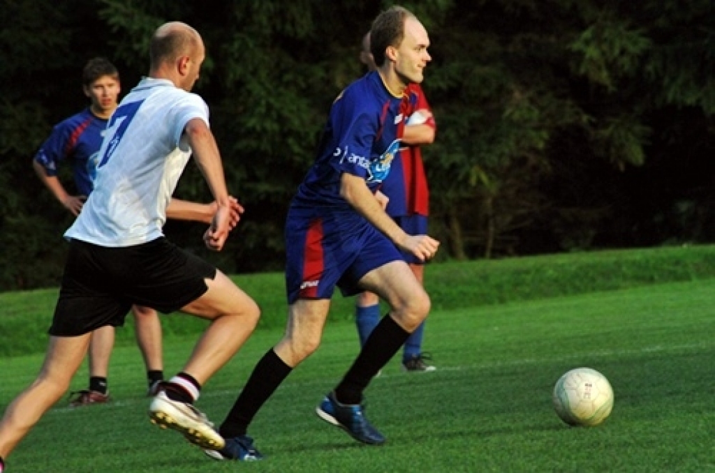 Trešdien, 10. augustā, pirmās Iecavas vidusskolas futbola laukumā tikās «Santos» un «Ballu motors» komandas. Pirmie rezultātu atklāja «Santos», kad izgājienā kļūdījās pretinieku vārtsargs Mihails Kohanovičs un vārtus guva Juris Ludriķis....
Autors: Uldis Varnevičs