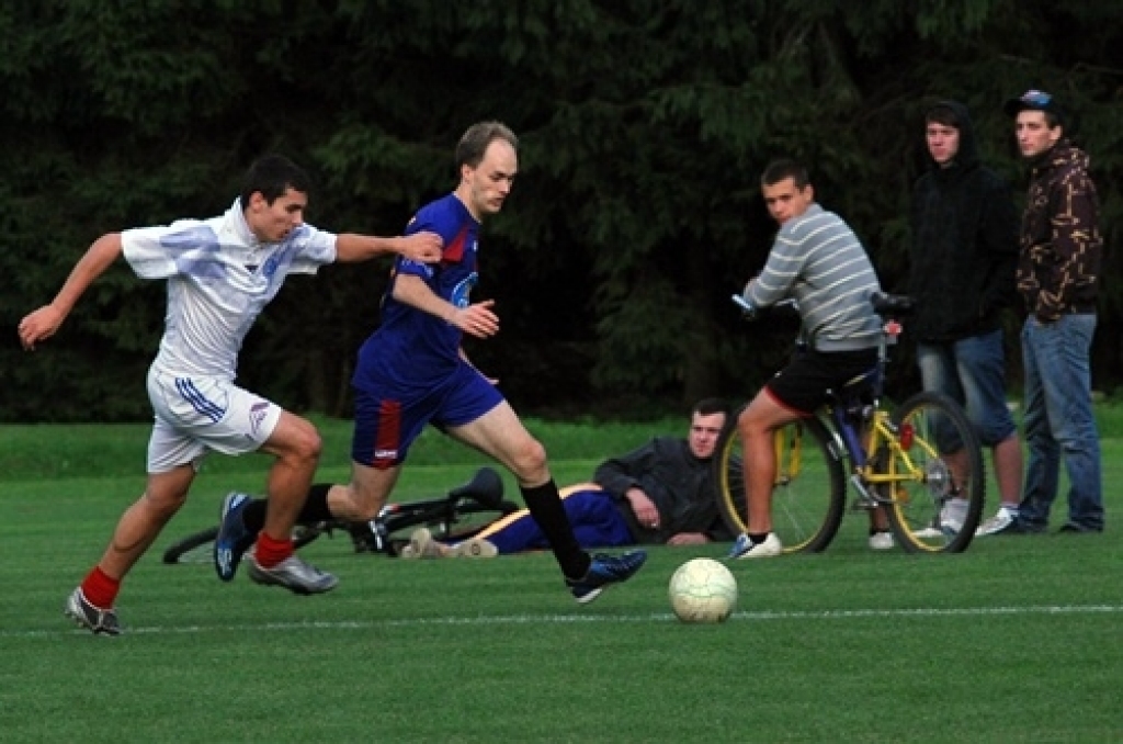 Trešdien, 10. augustā, pirmās Iecavas vidusskolas futbola laukumā tikās «Santos» un «Ballu motors» komandas. Pirmie rezultātu atklāja «Santos», kad izgājienā kļūdījās pretinieku vārtsargs Mihails Kohanovičs un vārtus guva Juris Ludriķis....
Autors: Uldis Varnevičs