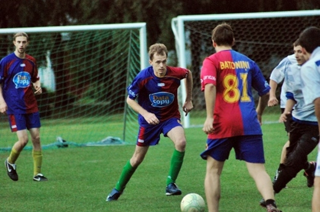 Trešdien, 10. augustā, pirmās Iecavas vidusskolas futbola laukumā tikās «Santos» un «Ballu motors» komandas. Pirmie rezultātu atklāja «Santos», kad izgājienā kļūdījās pretinieku vārtsargs Mihails Kohanovičs un vārtus guva Juris Ludriķis....
Autors: Uldis Varnevičs