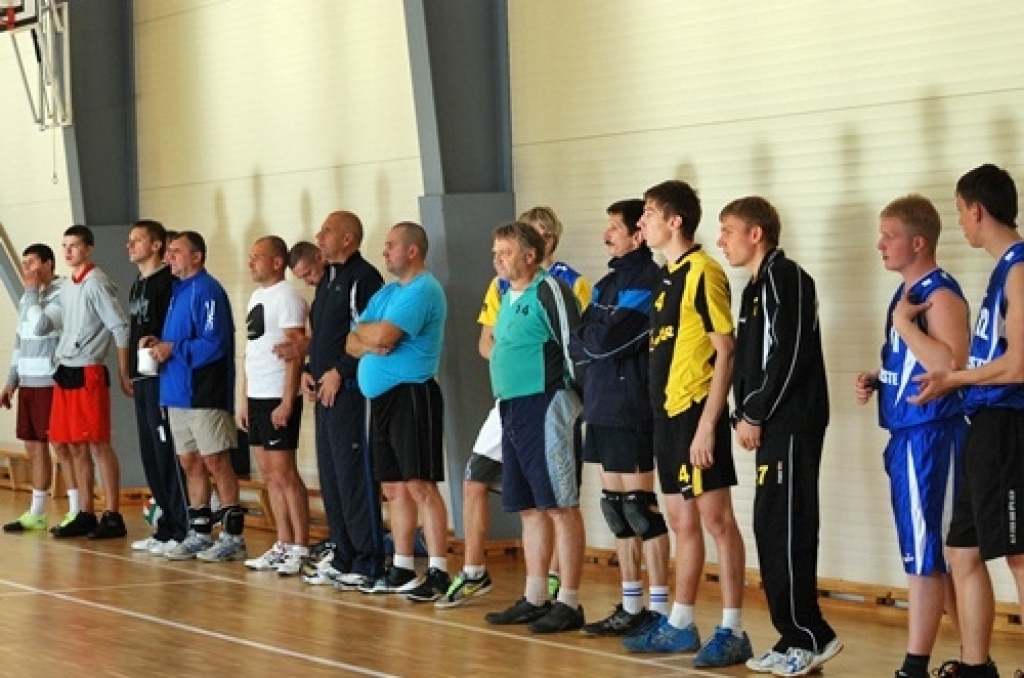 Codes pamatskolas un Mežotnes sporta zālē 24. septembrī notika sporta centra «Mēmele» rīkotā Miķeļa kausa izcīņa vēl vasaras volejbolā kungiem un dāmām.
Sacensību galvenais tiesnesis Boriss Muravjovs pastāstīja, ka vīriem pirmo vietu...
Autors: Uldis Varnevičs