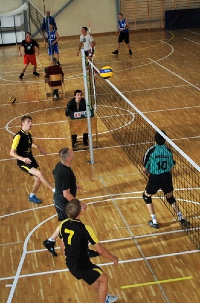 Codes pamatskolas un Mežotnes sporta zālē 24. septembrī notika sporta centra «Mēmele» rīkotā Miķeļa kausa izcīņa vēl vasaras volejbolā kungiem un dāmām.
Sacensību galvenais tiesnesis Boriss Muravjovs pastāstīja, ka vīriem pirmo vietu...
Autors: Uldis Varnevičs