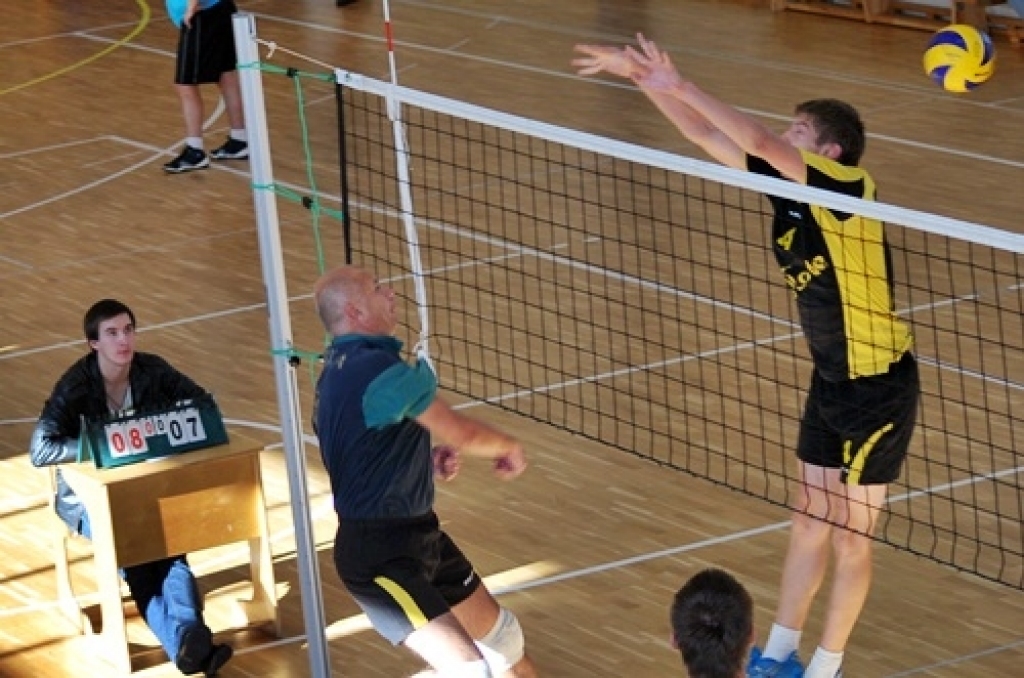Codes pamatskolas un Mežotnes sporta zālē 24. septembrī notika sporta centra «Mēmele» rīkotā Miķeļa kausa izcīņa vēl vasaras volejbolā kungiem un dāmām.
Sacensību galvenais tiesnesis Boriss Muravjovs pastāstīja, ka vīriem pirmo vietu...
Autors: Uldis Varnevičs