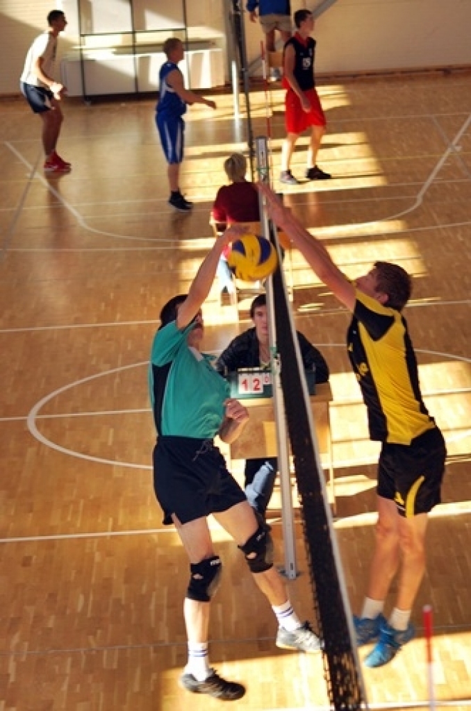 Codes pamatskolas un Mežotnes sporta zālē 24. septembrī notika sporta centra «Mēmele» rīkotā Miķeļa kausa izcīņa vēl vasaras volejbolā kungiem un dāmām.
Sacensību galvenais tiesnesis Boriss Muravjovs pastāstīja, ka vīriem pirmo vietu...
Autors: Uldis Varnevičs