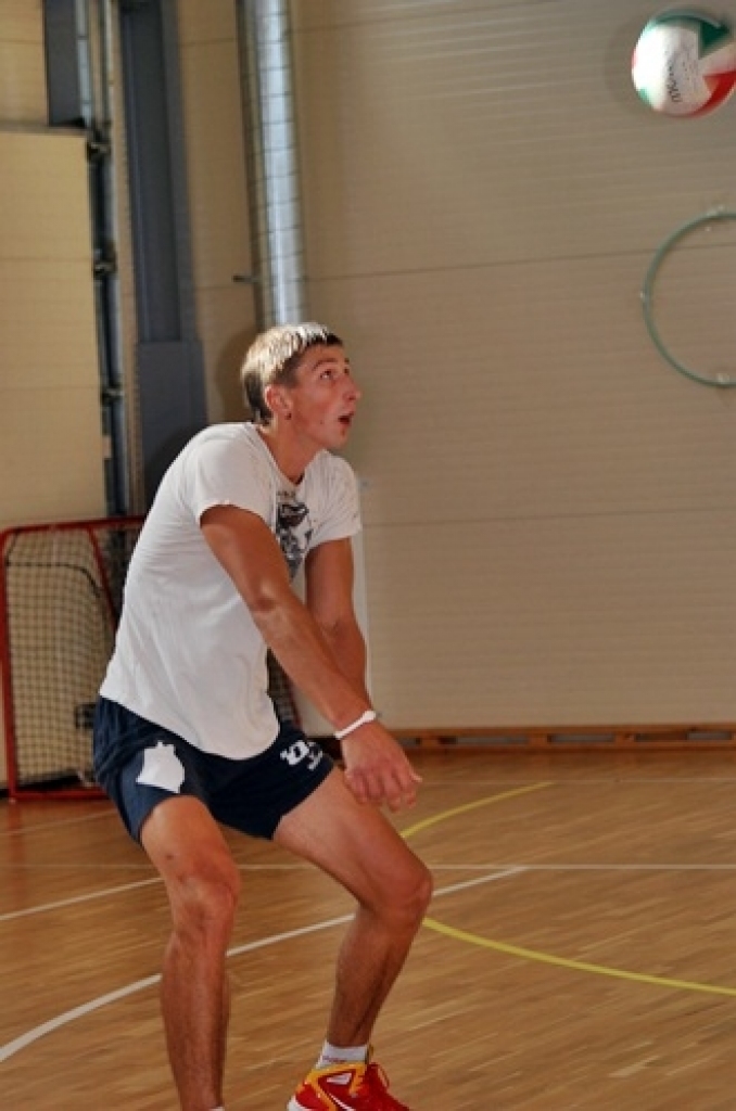 Codes pamatskolas un Mežotnes sporta zālē 24. septembrī notika sporta centra «Mēmele» rīkotā Miķeļa kausa izcīņa vēl vasaras volejbolā kungiem un dāmām.
Sacensību galvenais tiesnesis Boriss Muravjovs pastāstīja, ka vīriem pirmo vietu...
Autors: Uldis Varnevičs