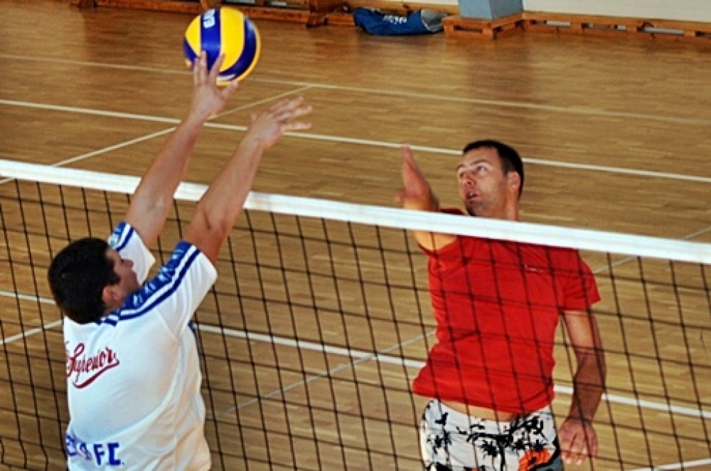 Codes pamatskolas un Mežotnes sporta zālē 24. septembrī notika sporta centra «Mēmele» rīkotā Miķeļa kausa izcīņa vēl vasaras volejbolā kungiem un dāmām.
Sacensību galvenais tiesnesis Boriss Muravjovs pastāstīja, ka vīriem pirmo vietu...
Autors: Uldis Varnevičs