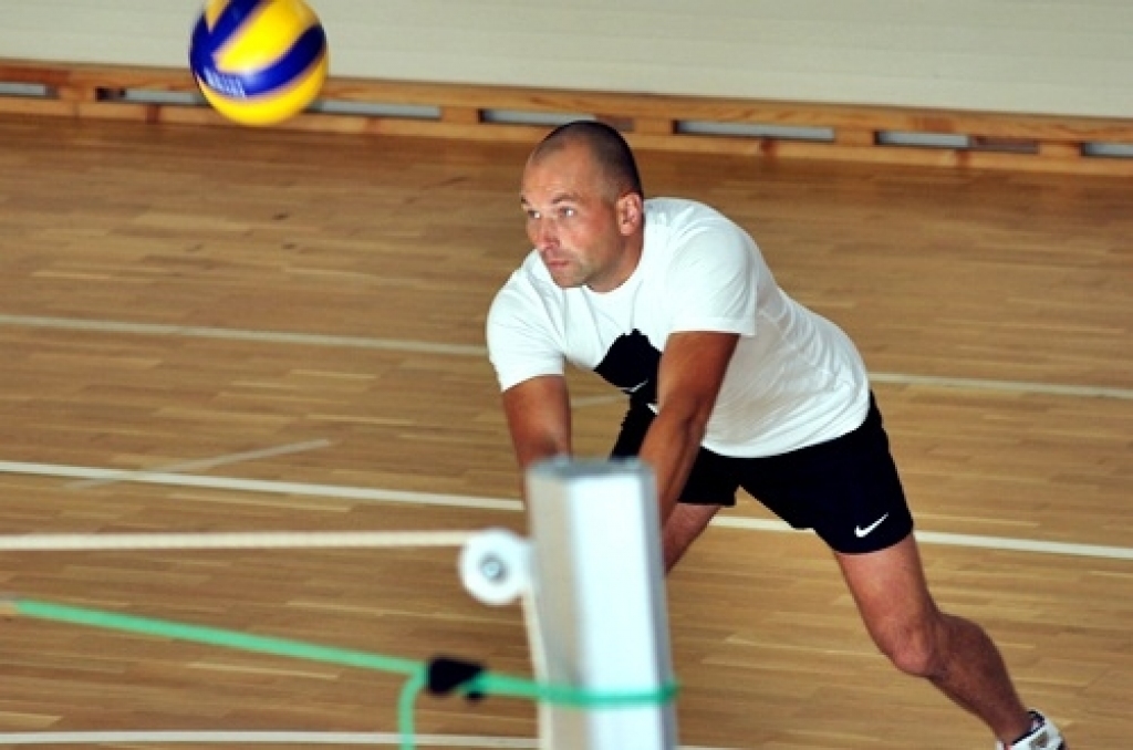 Codes pamatskolas un Mežotnes sporta zālē 24. septembrī notika sporta centra «Mēmele» rīkotā Miķeļa kausa izcīņa vēl vasaras volejbolā kungiem un dāmām.
Sacensību galvenais tiesnesis Boriss Muravjovs pastāstīja, ka vīriem pirmo vietu...
Autors: Uldis Varnevičs