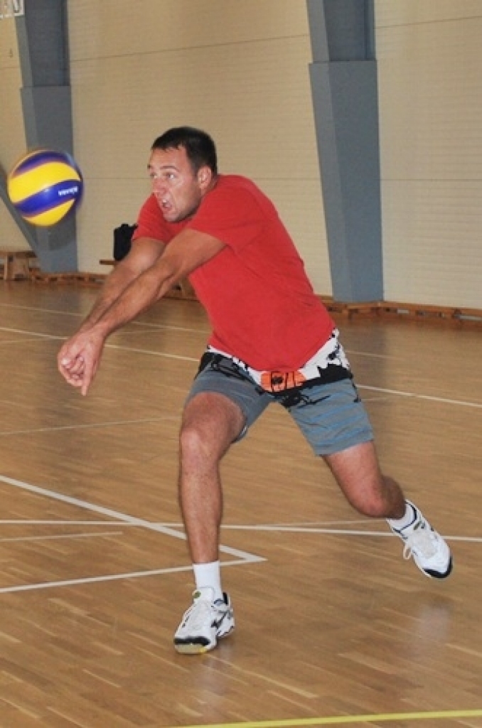 Codes pamatskolas un Mežotnes sporta zālē 24. septembrī notika sporta centra «Mēmele» rīkotā Miķeļa kausa izcīņa vēl vasaras volejbolā kungiem un dāmām.
Sacensību galvenais tiesnesis Boriss Muravjovs pastāstīja, ka vīriem pirmo vietu...
Autors: Uldis Varnevičs