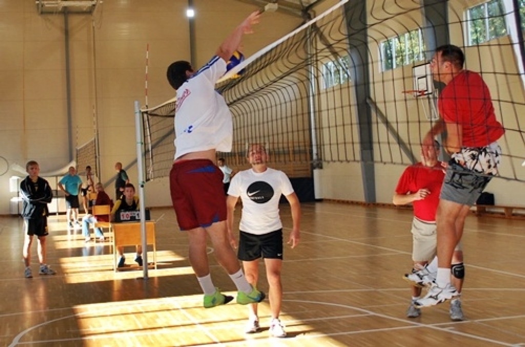 Codes pamatskolas un Mežotnes sporta zālē 24. septembrī notika sporta centra «Mēmele» rīkotā Miķeļa kausa izcīņa vēl vasaras volejbolā kungiem un dāmām.
Sacensību galvenais tiesnesis Boriss Muravjovs pastāstīja, ka vīriem pirmo vietu...
Autors: Uldis Varnevičs