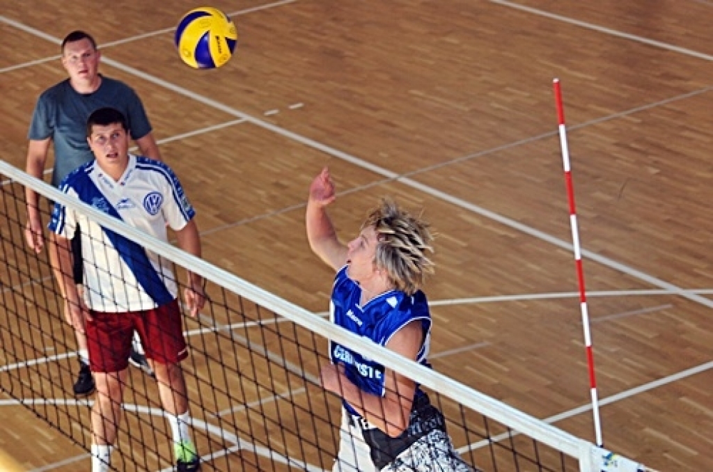 Codes pamatskolas un Mežotnes sporta zālē 24. septembrī notika sporta centra «Mēmele» rīkotā Miķeļa kausa izcīņa vēl vasaras volejbolā kungiem un dāmām.
Sacensību galvenais tiesnesis Boriss Muravjovs pastāstīja, ka vīriem pirmo vietu...
Autors: Uldis Varnevičs