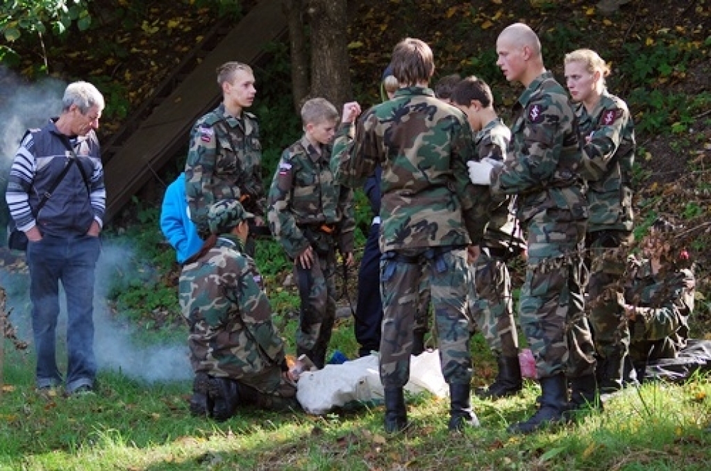 Divpadsmit jaunsargu komandas no visas Latvijas 24. septembrī ieradās Bauskā, lai piedalītos aizraujošās sacensībās. Pulkveža Jura Dalbiņa kausa izcīņa ik gadu rit divās daļās – NATO standarta militārās šķēršļu joslas pārvarēšanā un...
Autors: Uldis Varnevičs