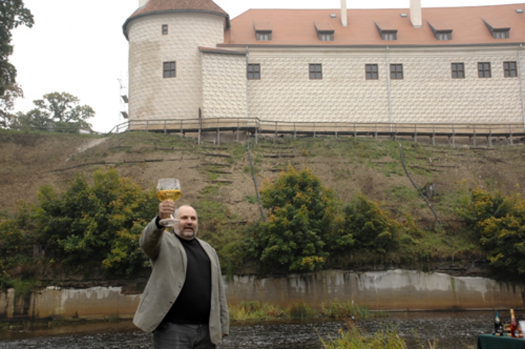 Šomēnes restaurētās Bauskas pils ziemeļu fasādes prezentācija notika otrdien, 27. septembrī. Mēmeles labajā krastā iepretim pilij muzejs organizēja rekonstrukcijas projekta dalībnieku un ciemiņu pikniku. Prezentācijā piedalījās Čehijas...
Autors: Ivars Bogdanovs
