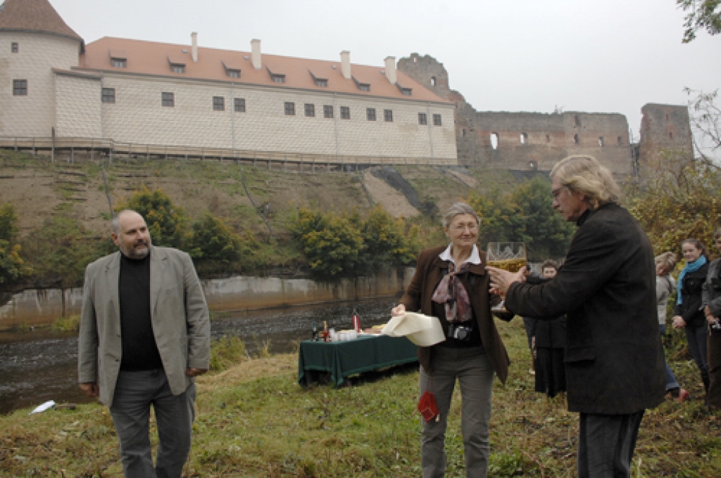Šomēnes restaurētās Bauskas pils ziemeļu fasādes prezentācija notika otrdien, 27. septembrī. Mēmeles labajā krastā iepretim pilij muzejs organizēja rekonstrukcijas projekta dalībnieku un ciemiņu pikniku. Prezentācijā piedalījās Čehijas...
Autors: Ivars Bogdanovs