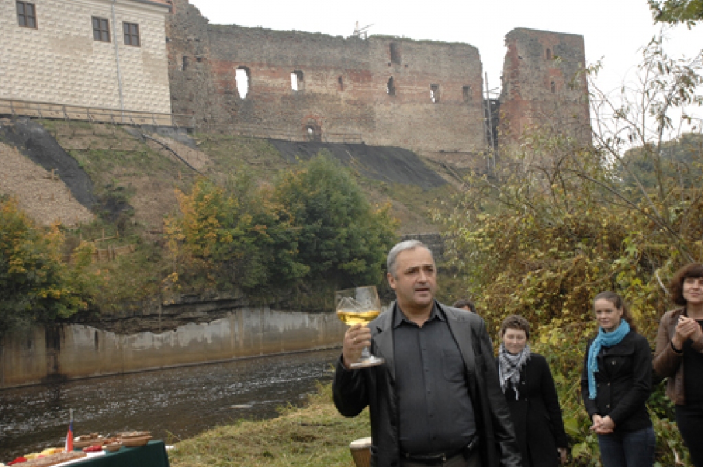 Šomēnes restaurētās Bauskas pils ziemeļu fasādes prezentācija notika otrdien, 27. septembrī. Mēmeles labajā krastā iepretim pilij muzejs organizēja rekonstrukcijas projekta dalībnieku un ciemiņu pikniku. Prezentācijā piedalījās Čehijas...
Autors: Ivars Bogdanovs