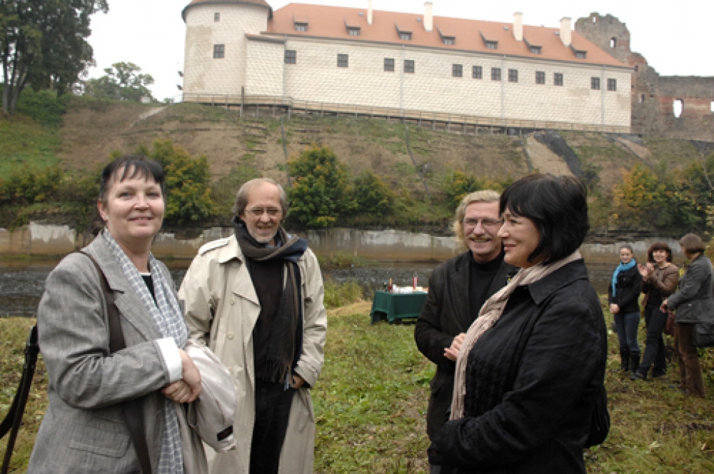 Šomēnes restaurētās Bauskas pils ziemeļu fasādes prezentācija notika otrdien, 27. septembrī. Mēmeles labajā krastā iepretim pilij muzejs organizēja rekonstrukcijas projekta dalībnieku un ciemiņu pikniku. Prezentācijā piedalījās Čehijas...
Autors: Ivars Bogdanovs