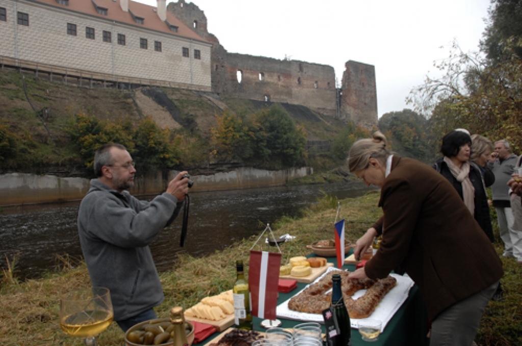 Šomēnes restaurētās Bauskas pils ziemeļu fasādes prezentācija notika otrdien, 27. septembrī. Mēmeles labajā krastā iepretim pilij muzejs organizēja rekonstrukcijas projekta dalībnieku un ciemiņu pikniku. Prezentācijā piedalījās Čehijas...
Autors: Ivars Bogdanovs