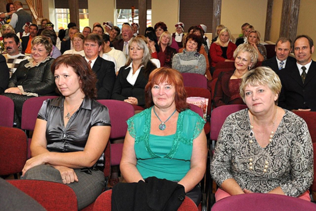 Vecumnieku novada Bārbeles tautas namā 23. septembrī tika sveikti visi, kuru mājas, sētas un saimniecības šovasar apmeklēja vērtēšanas komisija, bet īpaši godināti – nomināciju ieguvēji.
Pavisam novada skatē tika vērtēti vairāk nekā 40...