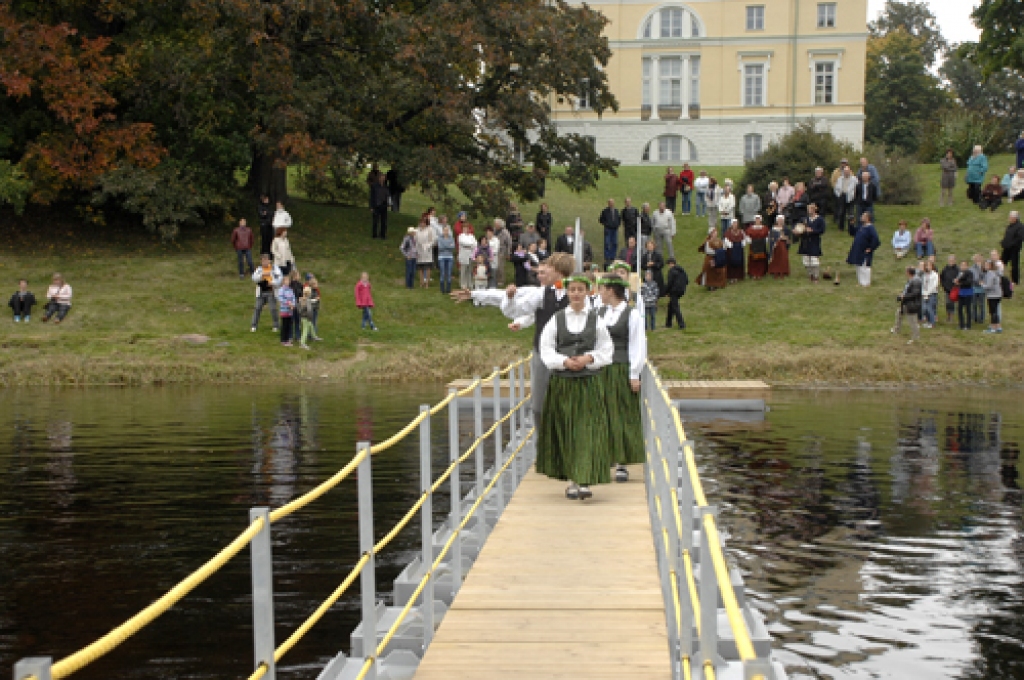 Svinīgs un daudzpusīgs 22. septembra vakarā bija Baltu vienības dienas pasākums Mežotnē. Tā galvenais notikums – gājēju tiltiņa pār Lielupi iestaigāšana. Svinīgajā tiltiņa iestaigāšanas pasākumā no Lielupes kreisā krasta pretim devās...
Autors: Ivars Bogdanovs