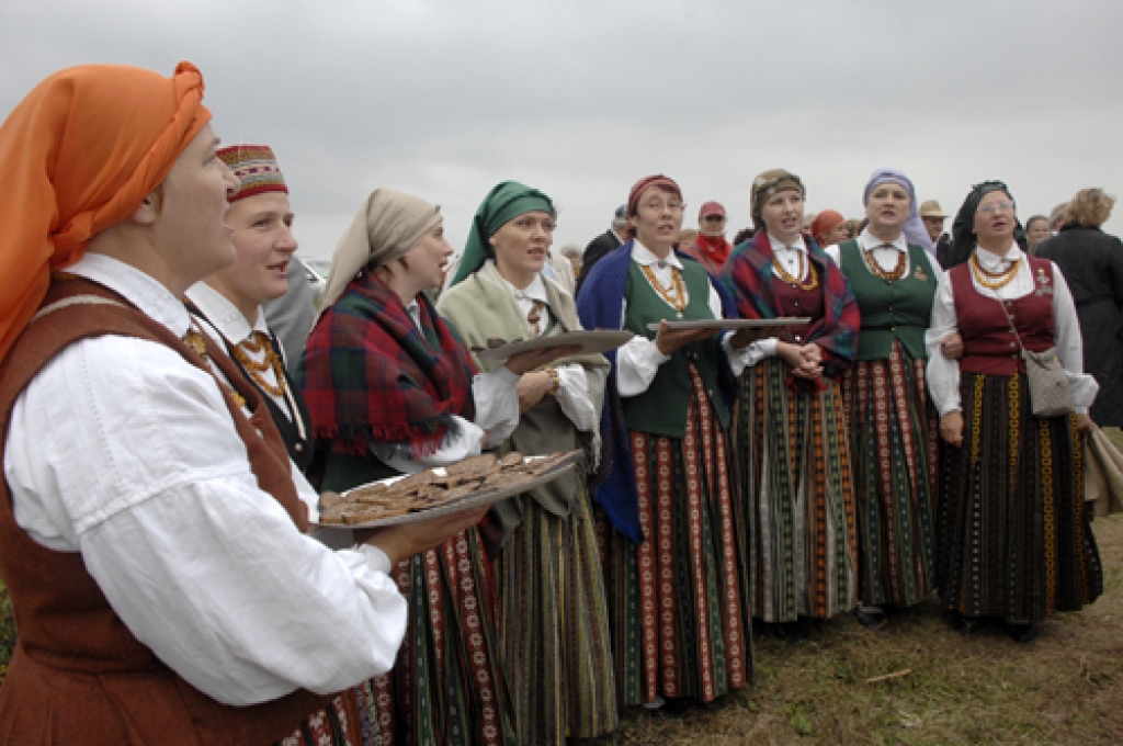 Svinīgs un daudzpusīgs 22. septembra vakarā bija Baltu vienības dienas pasākums Mežotnē. Tā galvenais notikums – gājēju tiltiņa pār Lielupi iestaigāšana. Svinīgajā tiltiņa iestaigāšanas pasākumā no Lielupes kreisā krasta pretim devās...
Autors: Ivars Bogdanovs