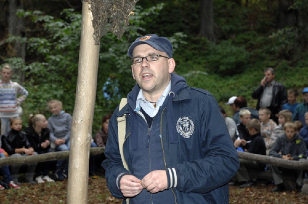 Svinīgs un daudzpusīgs 22. septembra vakarā bija Baltu vienības dienas pasākums Mežotnē. Tā galvenais notikums – gājēju tiltiņa pār Lielupi iestaigāšana. Svinīgajā tiltiņa iestaigāšanas pasākumā no Lielupes kreisā krasta pretim devās...
Autors: Ivars Bogdanovs
