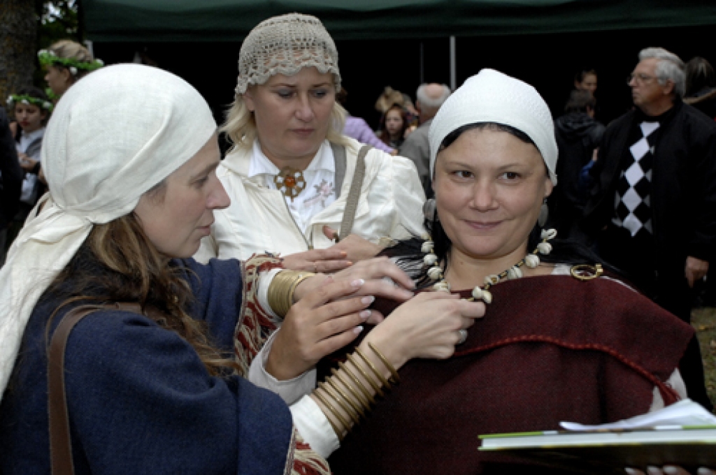 Svinīgs un daudzpusīgs 22. septembra vakarā bija Baltu vienības dienas pasākums Mežotnē. Tā galvenais notikums – gājēju tiltiņa pār Lielupi iestaigāšana. Svinīgajā tiltiņa iestaigāšanas pasākumā no Lielupes kreisā krasta pretim devās...
Autors: Ivars Bogdanovs