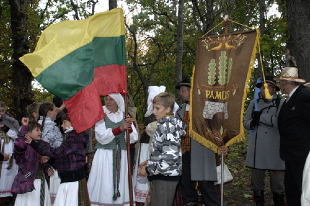 Svinīgs un daudzpusīgs 22. septembra vakarā bija Baltu vienības dienas pasākums Mežotnē. Tā galvenais notikums – gājēju tiltiņa pār Lielupi iestaigāšana. Svinīgajā tiltiņa iestaigāšanas pasākumā no Lielupes kreisā krasta pretim devās...
Autors: Ivars Bogdanovs