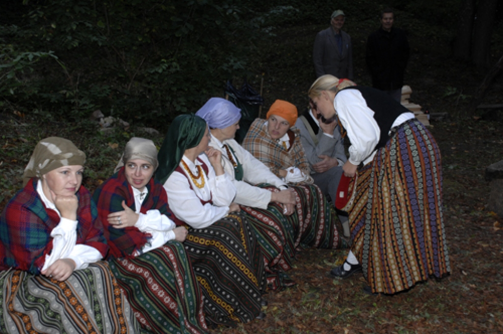 Svinīgs un daudzpusīgs 22. septembra vakarā bija Baltu vienības dienas pasākums Mežotnē. Tā galvenais notikums – gājēju tiltiņa pār Lielupi iestaigāšana. Svinīgajā tiltiņa iestaigāšanas pasākumā no Lielupes kreisā krasta pretim devās...
Autors: Ivars Bogdanovs