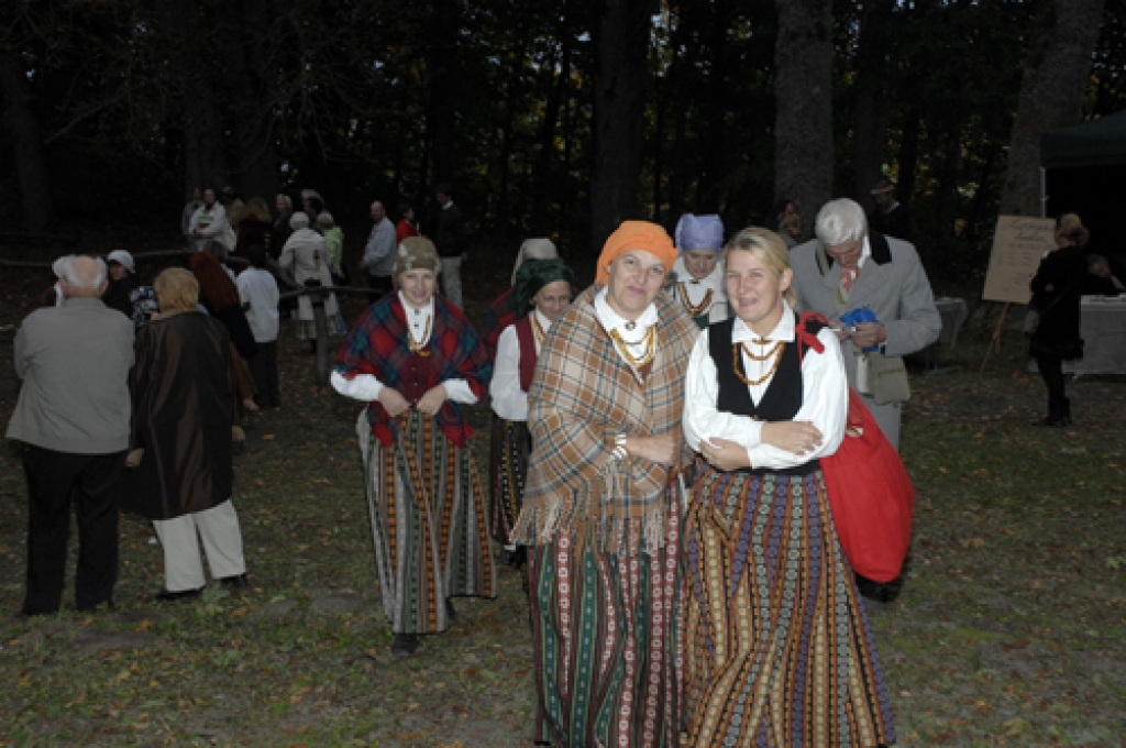 Svinīgs un daudzpusīgs 22. septembra vakarā bija Baltu vienības dienas pasākums Mežotnē. Tā galvenais notikums – gājēju tiltiņa pār Lielupi iestaigāšana. Svinīgajā tiltiņa iestaigāšanas pasākumā no Lielupes kreisā krasta pretim devās...
Autors: Ivars Bogdanovs