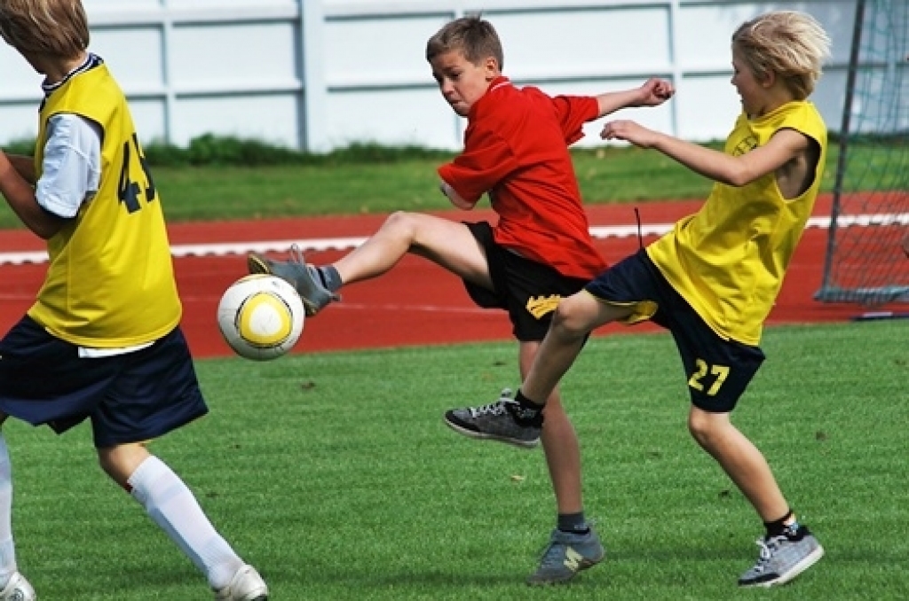 Sporta sacensības Bauskas novada Bērnu un jauniešu sporta skola sāka 9. septembrī ar 1998. un 1999. gadā dzimušo jauno futbolistu turnīru. Pirmo uzvaru savā pastāvēšanas vēsturē guva Bauskas sākumskola, kuras sastāvu pamatā veidoja jaunie...
Autors: Uldis Varnevičs