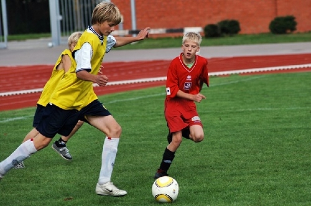 Sporta sacensības Bauskas novada Bērnu un jauniešu sporta skola sāka 9. septembrī ar 1998. un 1999. gadā dzimušo jauno futbolistu turnīru. Pirmo uzvaru savā pastāvēšanas vēsturē guva Bauskas sākumskola, kuras sastāvu pamatā veidoja jaunie...
Autors: Uldis Varnevičs
