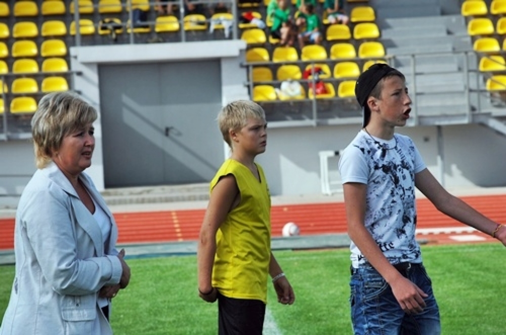 Sporta sacensības Bauskas novada Bērnu un jauniešu sporta skola sāka 9. septembrī ar 1998. un 1999. gadā dzimušo jauno futbolistu turnīru. Pirmo uzvaru savā pastāvēšanas vēsturē guva Bauskas sākumskola, kuras sastāvu pamatā veidoja jaunie...
Autors: Uldis Varnevičs