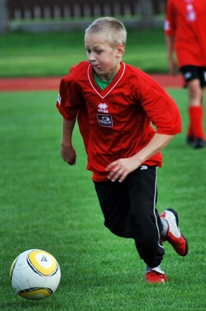 Sporta sacensības Bauskas novada Bērnu un jauniešu sporta skola sāka 9. septembrī ar 1998. un 1999. gadā dzimušo jauno futbolistu turnīru. Pirmo uzvaru savā pastāvēšanas vēsturē guva Bauskas sākumskola, kuras sastāvu pamatā veidoja jaunie...
Autors: Uldis Varnevičs