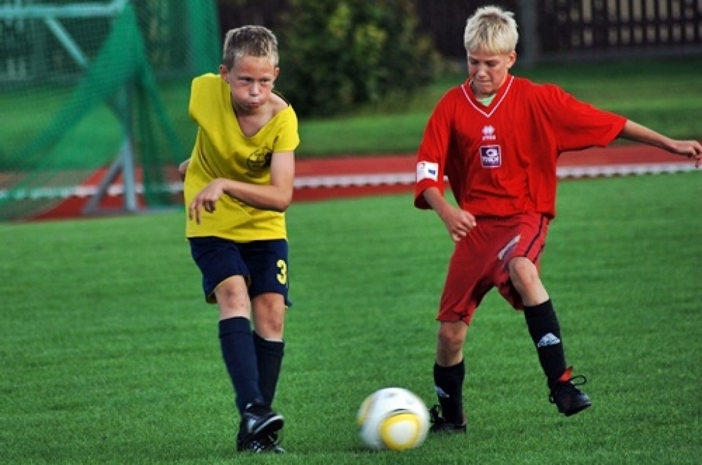 Sporta sacensības Bauskas novada Bērnu un jauniešu sporta skola sāka 9. septembrī ar 1998. un 1999. gadā dzimušo jauno futbolistu turnīru. Pirmo uzvaru savā pastāvēšanas vēsturē guva Bauskas sākumskola, kuras sastāvu pamatā veidoja jaunie...
Autors: Uldis Varnevičs