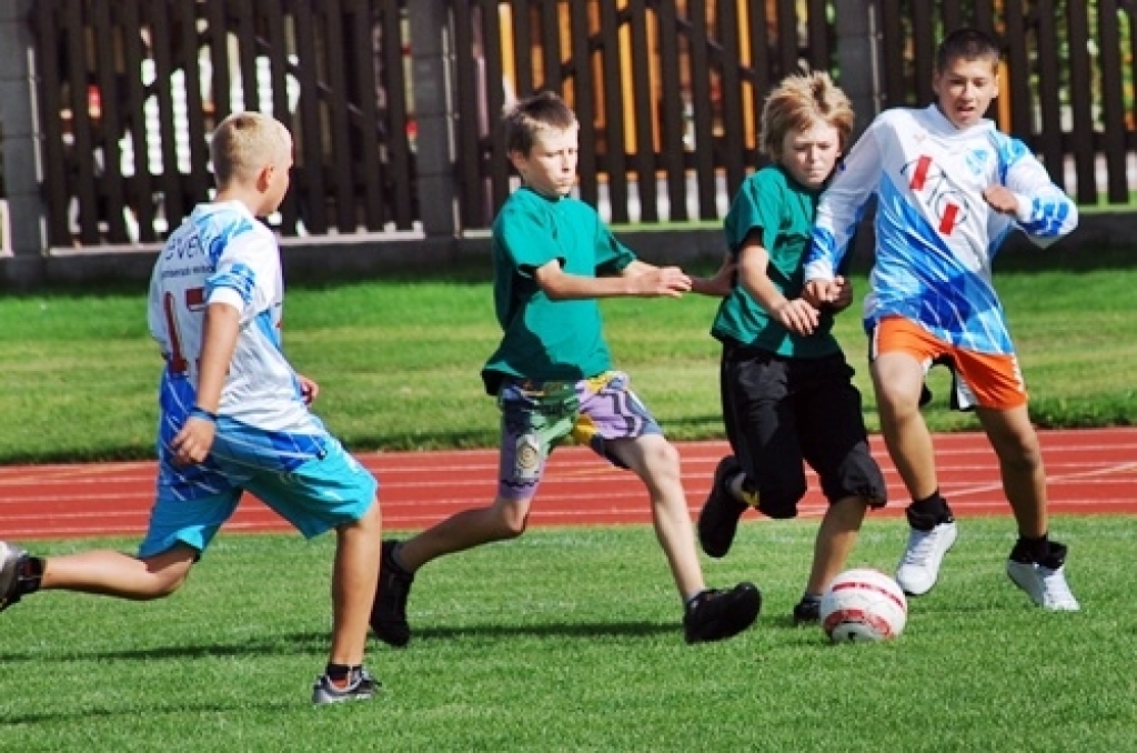 Sporta sacensības Bauskas novada Bērnu un jauniešu sporta skola sāka 9. septembrī ar 1998. un 1999. gadā dzimušo jauno futbolistu turnīru. Pirmo uzvaru savā pastāvēšanas vēsturē guva Bauskas sākumskola, kuras sastāvu pamatā veidoja jaunie...
Autors: Uldis Varnevičs