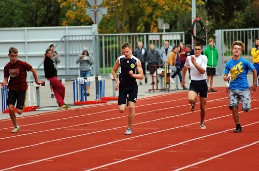 Sporta sacensības Bauskas novada Bērnu un jauniešu sporta skola sāka 9. septembrī ar 1998. un 1999. gadā dzimušo jauno futbolistu turnīru. Pirmo uzvaru savā pastāvēšanas vēsturē guva Bauskas sākumskola, kuras sastāvu pamatā veidoja jaunie...
Autors: Uldis Varnevičs