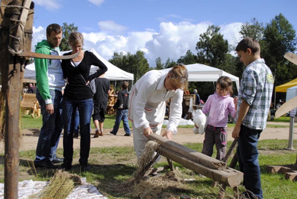 Vecumnieku novada Bārbeles pagasta Ausekļu dzirnavu brīvdabas muzejā 3. septembrī, kupli apmeklēti, aizvadīti tradicionālie Pļaujas svētki.
Pasākuma programma bija bagāta norisēm. Svētkus atklāja pirms pusdienas. Klātesošie devās uz...
Autors: Juris Iļņickis