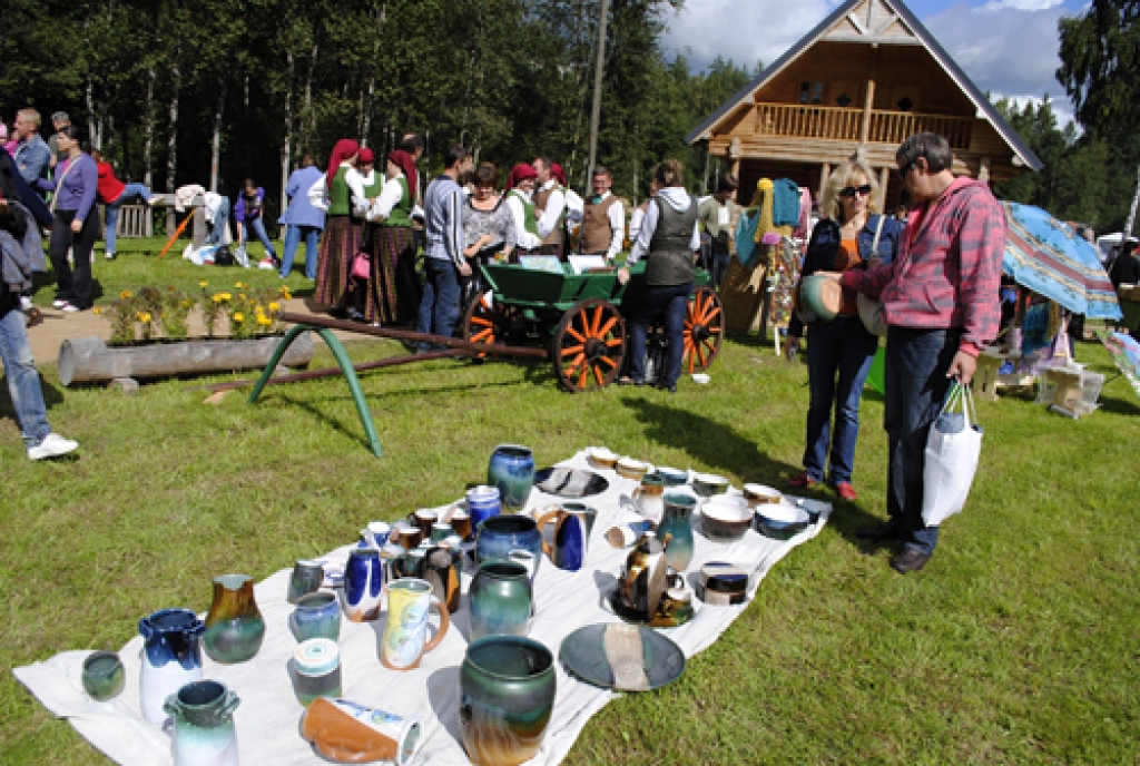 Vecumnieku novada Bārbeles pagasta Ausekļu dzirnavu brīvdabas muzejā 3. septembrī, kupli apmeklēti, aizvadīti tradicionālie Pļaujas svētki.
Pasākuma programma bija bagāta norisēm. Svētkus atklāja pirms pusdienas. Klātesošie devās uz...
Autors: Juris Iļņickis