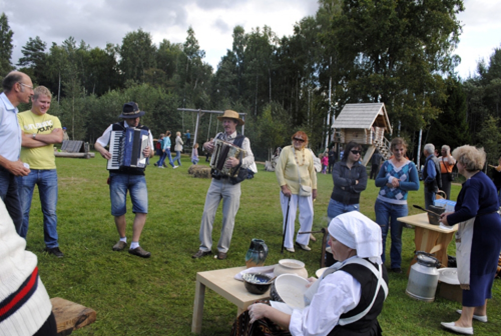 Vecumnieku novada Bārbeles pagasta Ausekļu dzirnavu brīvdabas muzejā 3. septembrī, kupli apmeklēti, aizvadīti tradicionālie Pļaujas svētki.
Pasākuma programma bija bagāta norisēm. Svētkus atklāja pirms pusdienas. Klātesošie devās uz...
Autors: Juris Iļņickis
